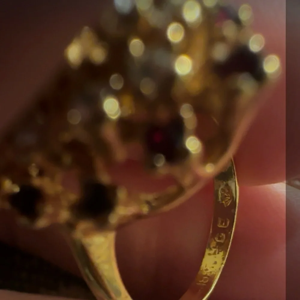 Elegant Gold and Red Gemstone VINTAGE Ring